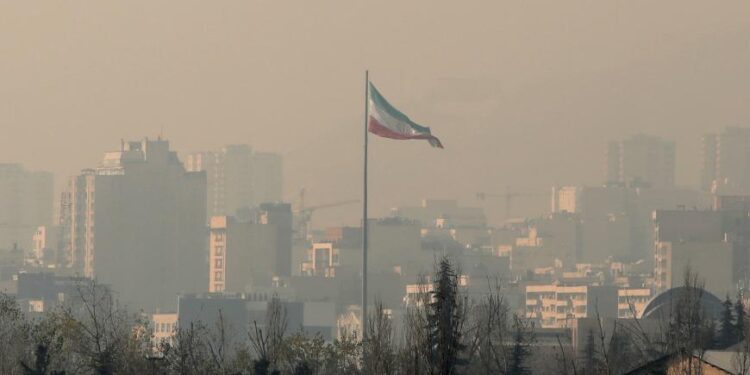 بسبب الــ(تلوث جوي) في طهران يتسبب بتعطيل المدارس والجامعات