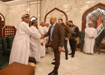 وفد المنتخب العماني يصل إلى البصرة