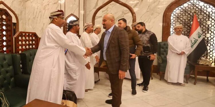 وفد المنتخب العماني يصل إلى البصرة