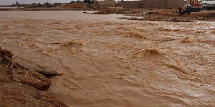 فيديو: سيول تجتاح وادي حوران غرب الأنبار