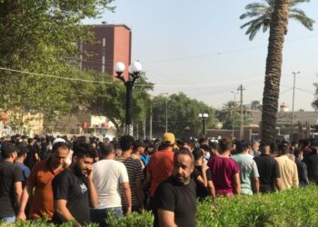 متظاهرون يحاولون دخول وزارة الدفاع والأجهزة الأمنية تمنعهم وتقطع شارعا