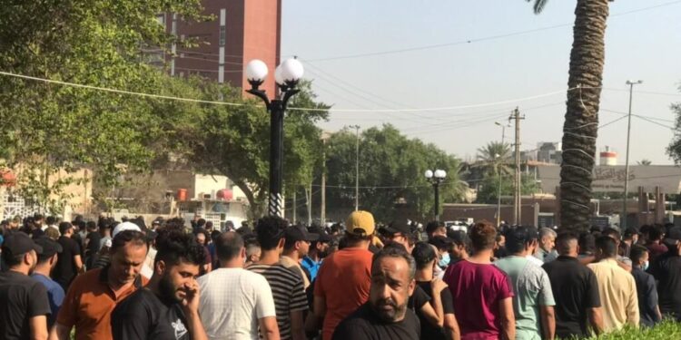 متظاهرون يحاولون دخول وزارة الدفاع والأجهزة الأمنية تمنعهم وتقطع شارعا