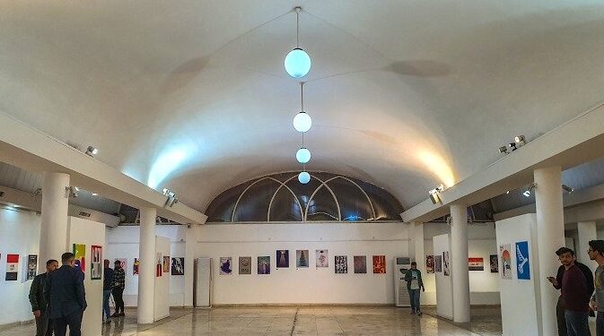 إقامة معرضين (للفن التشكيلي والصور الفوتوغرافية) في بغداد