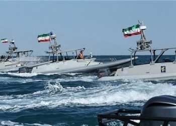 الحرس الثوري يوقف خمس سفن في الخليج ويعتقل 33 شخصاً