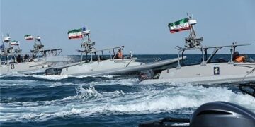 الحرس الثوري يوقف خمس سفن في الخليج ويعتقل 33 شخصاً