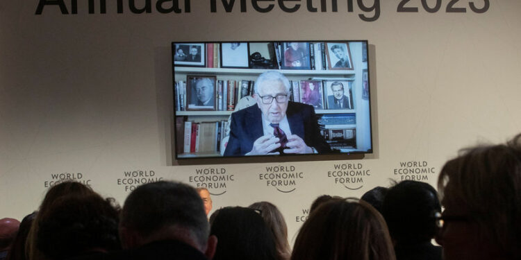 كيسنجر يتحدث عن “سبيل منع تصعيد الحرب” … لتجنب الصراع النووي