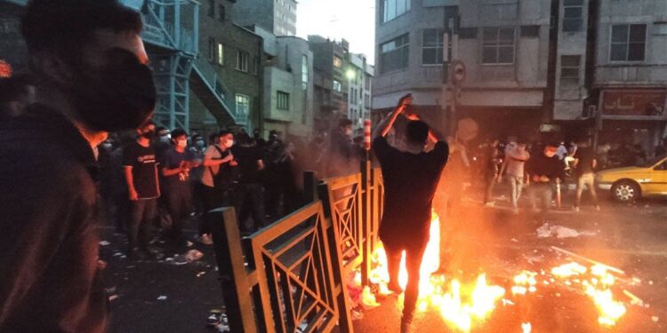 مقتل عنصر من قوات الأمن الايراني بالرصاص على هامش الاحتجاجات