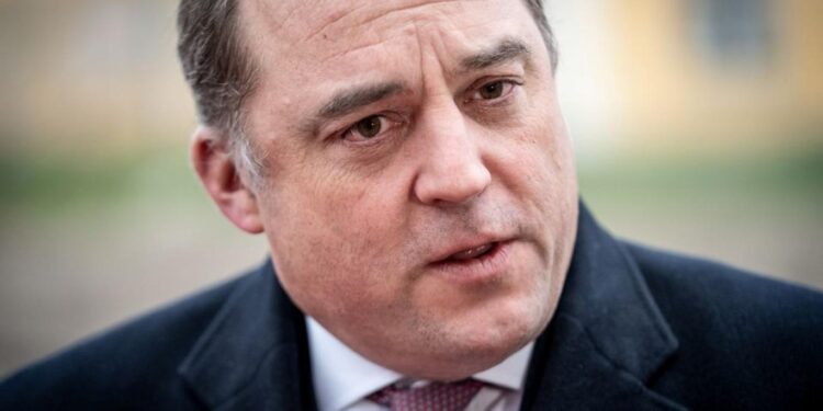 وزير بريطاني يعترف بوجود حاجة ملحة لــ(إعادة تمويـــل الجيش)