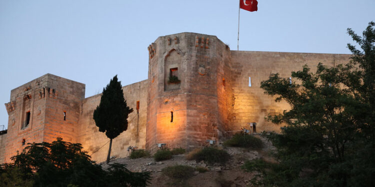 صور قبل الزلزال وبعده لقلعة غازي عنتاب