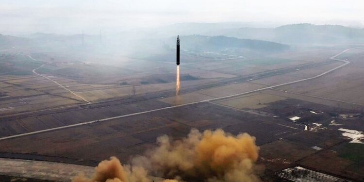 كوريا الشمالية تطلق صاروخا بالستيا “غيـــر محدد” ,,, بعد يوم واحد من التهديد