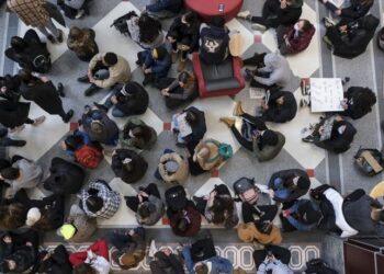 المراهقات في أميركا ..(اكتئاب وعنف جنسي)