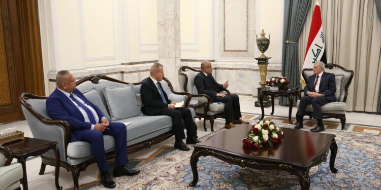 رئيس الجمهورية  يستقبل رئيس سلطة الطيران المدني