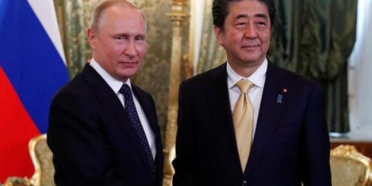 بوتين وترامب وشي بمذكرات رئيس الوزراء الياباني الراحل ” شينزو آبي “