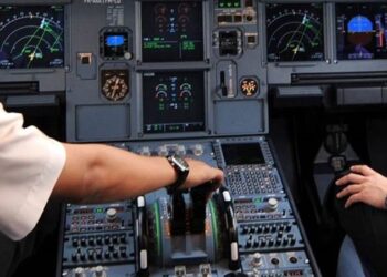 وفاة طيار بنوبة قلبية على متن طائرة بإنجلترا