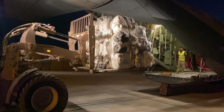 نقل المساعدات الغذائية والإنسانية الى سوريا من خلال طائرات القوة الجوية العراقية