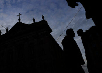 آلاف الأطفال تعرضوا لانتهاكات جنسية ,, (آفة الكنيسة البرتغالية)