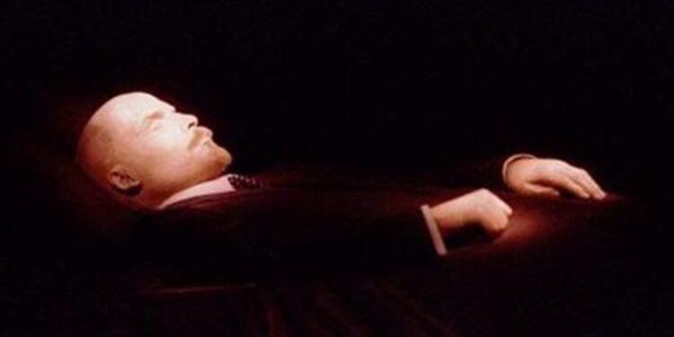 محاولة سرقة “جثة مؤسس الاتحاد السوفيتي” لينين في موسكو