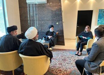 وفد مقتدى الصدر يسلم السفارة السويدية “ملايين أوراق الاستنكار”