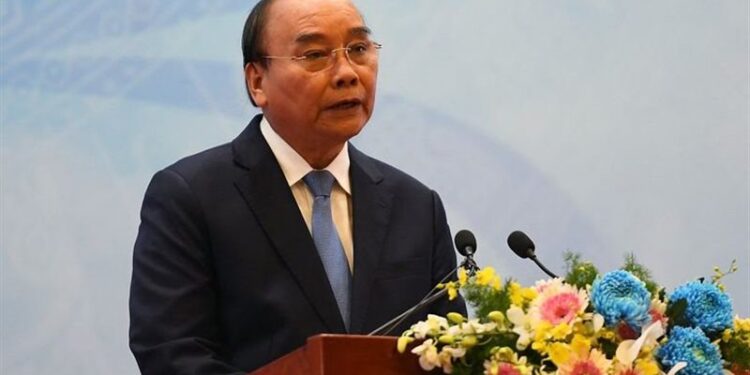 رئيس بــلاد يترك السلطة بــإرادته