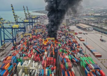 حريق كبير يندلع في ميناء إسكندرون جرّاء زلزال تركيا