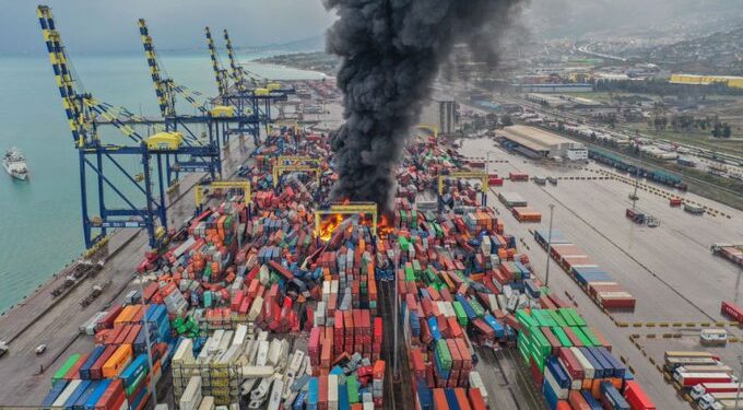 حريق كبير يندلع في ميناء إسكندرون جرّاء زلزال تركيا