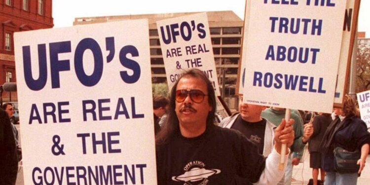 لماذا الاعتقاد بأن كائنات فضائية تزورنا الآن ؟