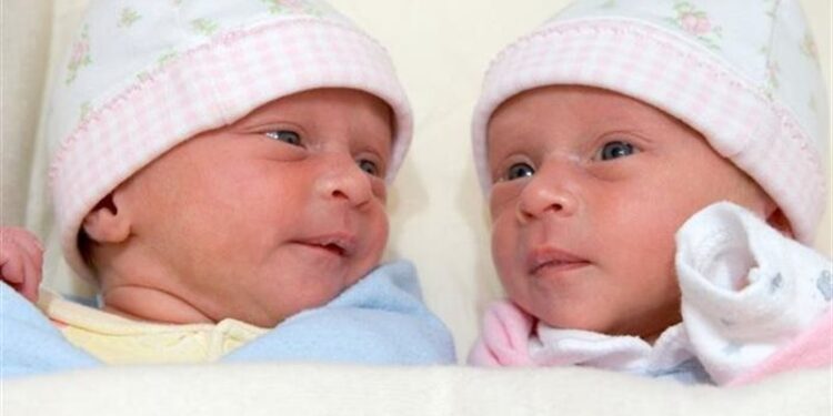 ولادة رضيع يحمل جنينًا في بطنه