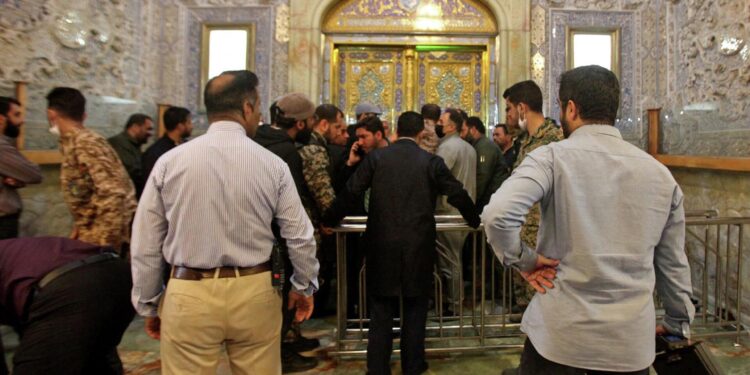 الأمن الإيراني يعلن اعتقال “42 شخصا” على صلة بهجوم شيراز