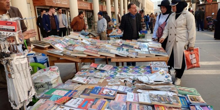 أرصفة الكتب في العراق … كلفة قليلة لـ “خير جليس”
