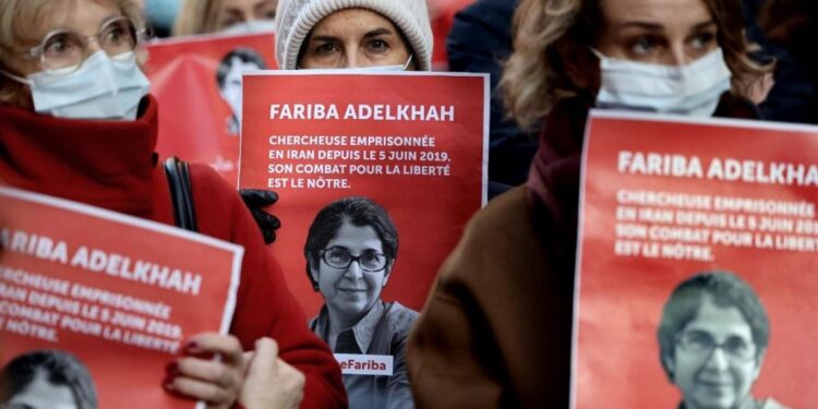 طهران تفرج عن باحثة فرنسية – إيرانية