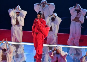 ريانا تعيد صياغة مفهوم الحمل مجددا