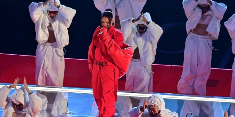 ريانا تعيد صياغة مفهوم الحمل مجددا