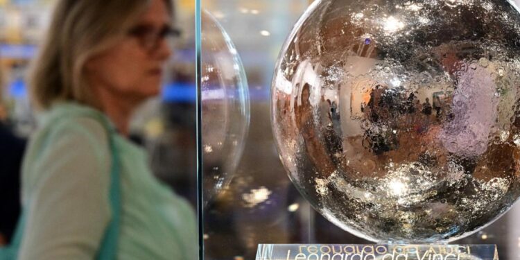 زائرة تكســـر (منحوتة زجاجية قيمتها 42 ألف $) لجيف كونز