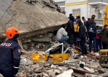 العثور على كنز تحت الأنقاض في تركيا