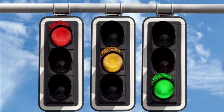 اقتراحات بأضافة لونًا رابعًا لإشارات المرور