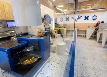 مطعم كرواتي يقدم وجبات شهية من إعداد “إنســــان آلي”