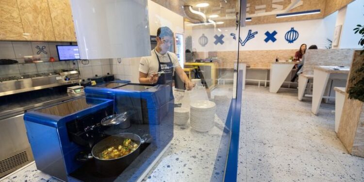 مطعم كرواتي يقدم وجبات شهية من إعداد “إنســــان آلي”