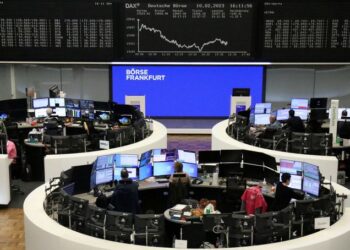 أسهم أوروبا تفتح مرتفعة وتراجع الأسهم العقارية