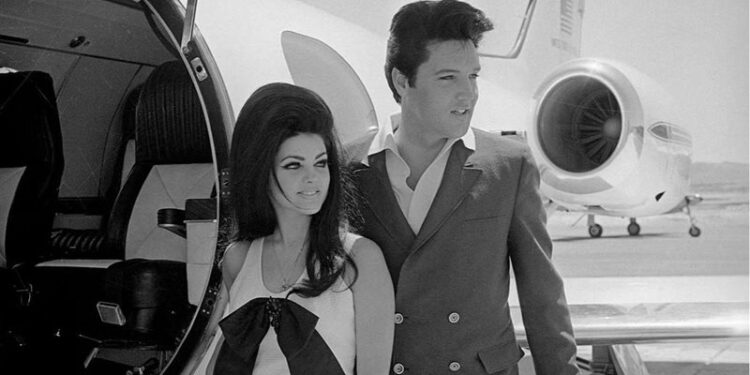 بعد تركها بالصحراء 40 عامًا , بيــــع طائرة إلفيس بريسلي الخاصة بمزاد علني