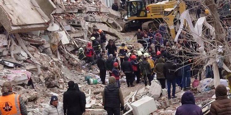 شاب تنتهي حياته في المشفى بعد تلبية طلبه من الـ “شاي وسكر” وهو تحت الانقاض