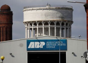 أبوظبي تقدم على شراء حصة بأكبر مشغل للموانئ في المملكة المتحدة
