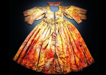 العثور على فستانان من الحرير والفضة في سفينة غرقت قبل 5 قرون