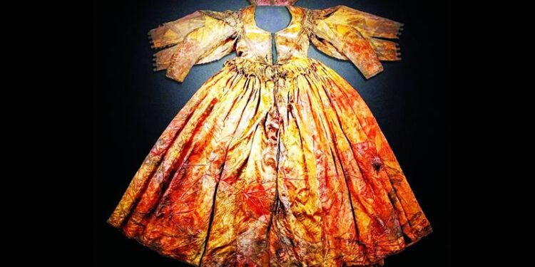 العثور على فستانان من الحرير والفضة في سفينة غرقت قبل 5 قرون