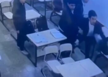 بالفيديو .. طالب يعتدي بالسكين على زميله في اربيل