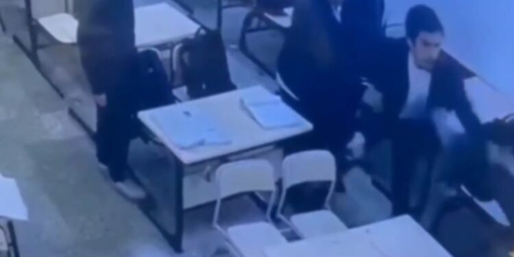 بالفيديو .. طالب يعتدي بالسكين على زميله في اربيل