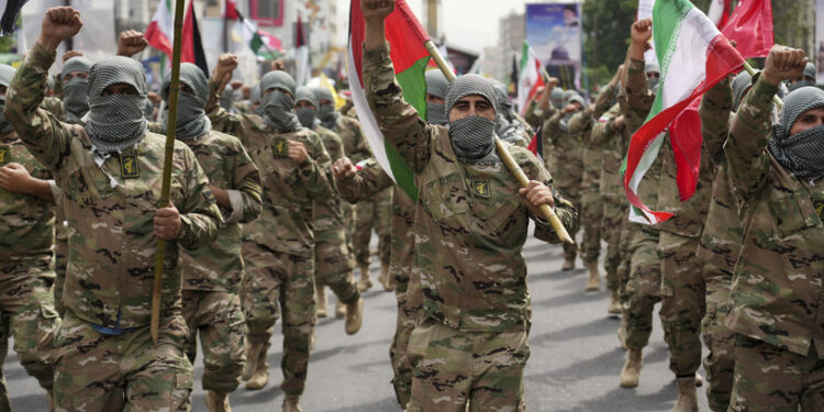 بالوثائق والشهادات.. رواتب حزب الله و قوات الباسيج الإيرانية “الفرق المؤلم”
