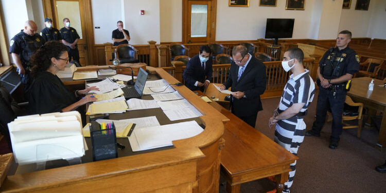 مؤسسة ايرانية تكافـــئ مهاجم سلمان رشدي بأرض زراعية