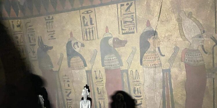 العثور على “مقبرة فرعونية مزورة” للاحتيال على المتاجرين بالآثار