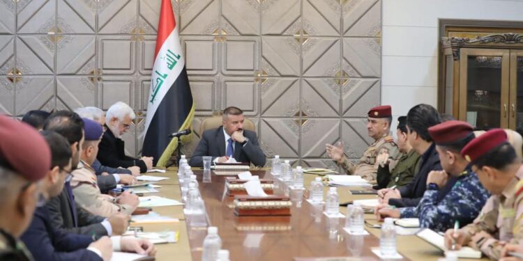 وزير الداخلية يعقد اجتماعاً مع عدد من القادة الأمنيين والجهات الساندة “لتــأمين الزيارة الرجبية”