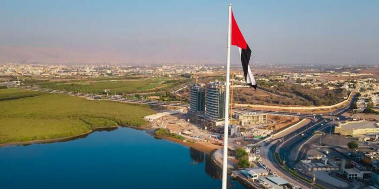 الامارات .. مروحيات تحلق في سمائها وآليات عسكرية في شوارعها